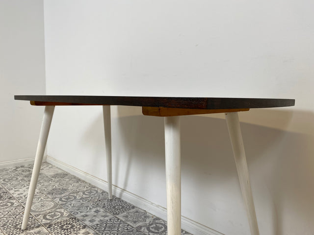 WMK Sehr hübscher und gut erhaltener Mid-Century Couchtisch aus dem Jahr 1968, mit schöner Tischplatte und konischen Füßen