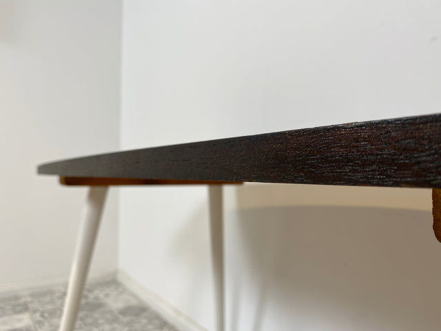 WMK Sehr hübscher und gut erhaltener Mid-Century Couchtisch aus dem Jahr 1968, mit schöner Tischplatte und konischen Füßen