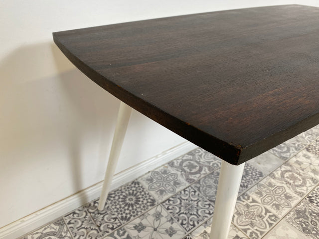 WMK Sehr hübscher und gut erhaltener Mid-Century Couchtisch aus dem Jahr 1968, mit schöner Tischplatte und konischen Füßen