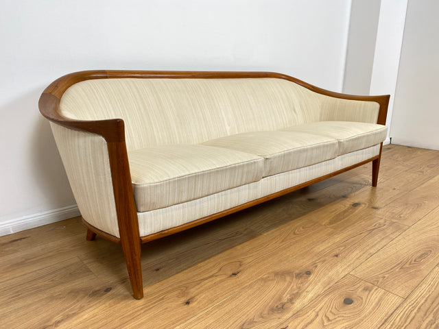 WMK Sehr elegantes und gut erhaltenes skandinavisches Mid-Century Sofa mit edlem Holzrahmen aus Teak und weißem Originalbezug # Couch 3-Sitzer 3er Sitzgarnitur 50er 60er Danish Design Vintage Teakholz