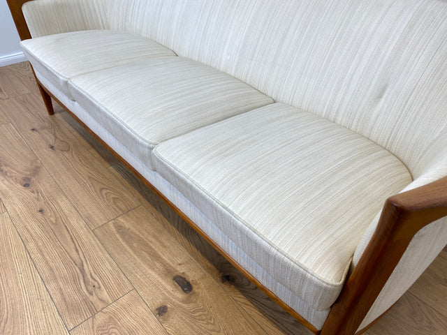 WMK Sehr elegantes und gut erhaltenes skandinavisches Mid-Century Sofa mit edlem Holzrahmen aus Teak und weißem Originalbezug # Couch 3-Sitzer 3er Sitzgarnitur 50er 60er Danish Design Vintage Teakholz
