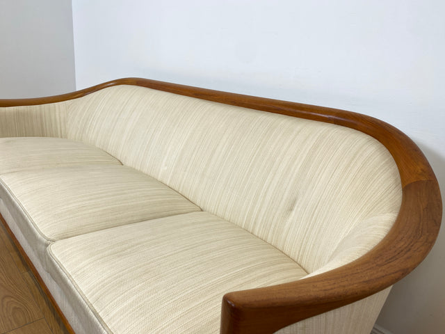 WMK Sehr elegantes und gut erhaltenes skandinavisches Mid-Century Sofa mit edlem Holzrahmen aus Teak und weißem Originalbezug # Couch 3-Sitzer 3er Sitzgarnitur 50er 60er Danish Design Vintage Teakholz
