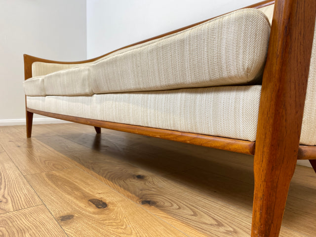 WMK Sehr elegantes und gut erhaltenes skandinavisches Mid-Century Sofa mit edlem Holzrahmen aus Teak und weißem Originalbezug # Couch 3-Sitzer 3er Sitzgarnitur 50er 60er Danish Design Vintage Teakholz