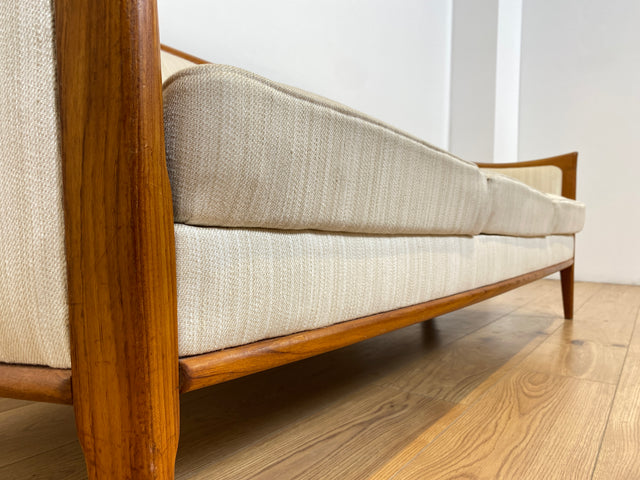 WMK Sehr elegantes und gut erhaltenes skandinavisches Mid-Century Sofa mit edlem Holzrahmen aus Teak und weißem Originalbezug # Couch 3-Sitzer 3er Sitzgarnitur 50er 60er Danish Design Vintage Teakholz