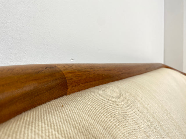 WMK Sehr elegantes und gut erhaltenes skandinavisches Mid-Century Sofa mit edlem Holzrahmen aus Teak und weißem Originalbezug # Couch 3-Sitzer 3er Sitzgarnitur 50er 60er Danish Design Vintage Teakholz