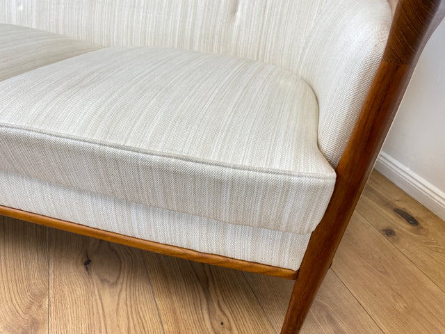 WMK Sehr elegantes und gut erhaltenes skandinavisches Mid-Century Sofa mit edlem Holzrahmen aus Teak und weißem Originalbezug # Couch 3-Sitzer 3er Sitzgarnitur 50er 60er Danish Design Vintage Teakholz