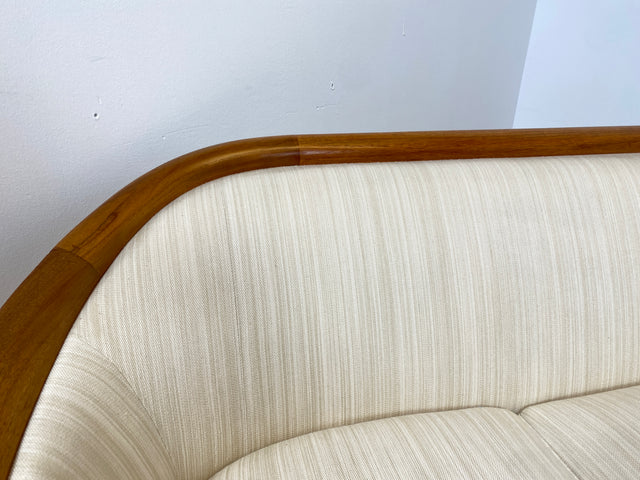 WMK Sehr elegantes und gut erhaltenes skandinavisches Mid-Century Sofa mit edlem Holzrahmen aus Teak und weißem Originalbezug # Couch 3-Sitzer 3er Sitzgarnitur 50er 60er Danish Design Vintage Teakholz