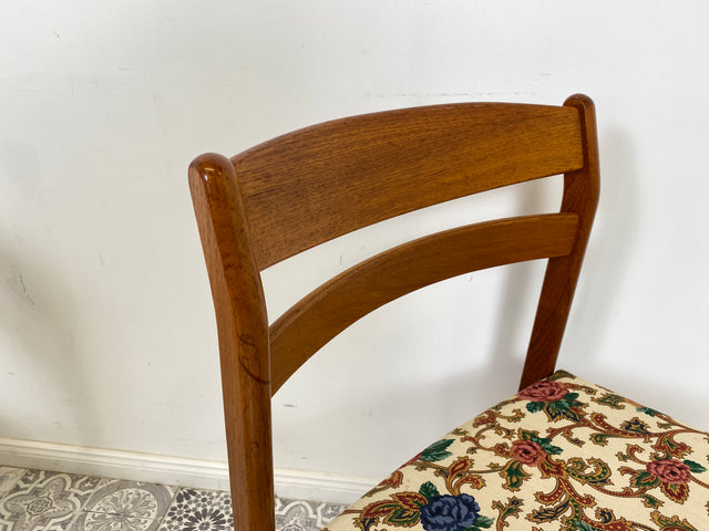 WMK Formschöner, bequemer und gut erhaltener skandinavischer Stuhl mit floralem Originalbezug & Teakholzrahmen # Stuhl Esszimmerstuhl Küchenstuhl Holzstuhl Teak Teakholz Vintage 60er # Versand möglich