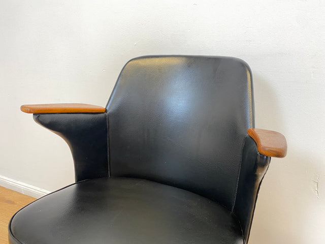 WMK Formschöner, bequemer und sehr gut erhaltener skandinavischer Mid-Century Armlehnstuhl mit Kunstleder Bezug # Stuhl Sessel Ledersessel Lederstuhl Schreibtischstuhl Cocktailsessel Vintage 50er 60er