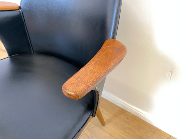 WMK Formschöner, bequemer und sehr gut erhaltener skandinavischer Mid-Century Armlehnstuhl mit Kunstleder Bezug # Stuhl Sessel Ledersessel Lederstuhl Schreibtischstuhl Cocktailsessel Vintage 50er 60er