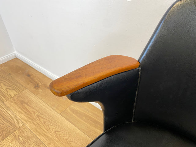 WMK Formschöner, bequemer und sehr gut erhaltener skandinavischer Mid-Century Armlehnstuhl mit Kunstleder Bezug # Stuhl Sessel Ledersessel Lederstuhl Schreibtischstuhl Cocktailsessel Vintage 50er 60er