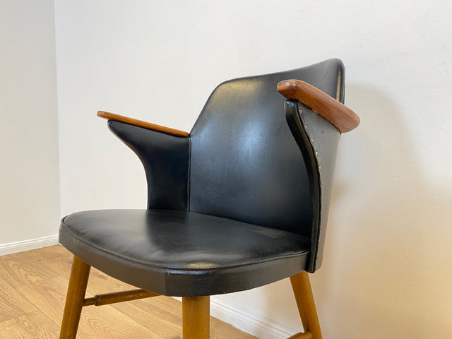 WMK Formschöner, bequemer und sehr gut erhaltener skandinavischer Mid-Century Armlehnstuhl mit Kunstleder Bezug # Stuhl Sessel Ledersessel Lederstuhl Schreibtischstuhl Cocktailsessel Vintage 50er 60er