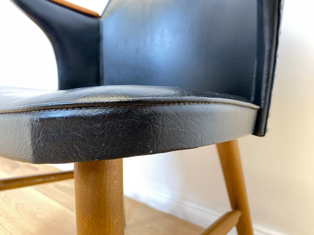 WMK Formschöner, bequemer und sehr gut erhaltener skandinavischer Mid-Century Armlehnstuhl mit Kunstleder Bezug # Stuhl Sessel Ledersessel Lederstuhl Schreibtischstuhl Cocktailsessel Vintage 50er 60er