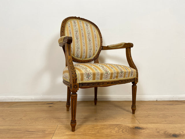 WMK Sehr eleganter 60er Jahre Cabriolets Sessel im Stile des Louis XVI , handverziert, mit Medaillon Rückenlehne & bequemen Federkernsitz # Fauteuil Armlehnstuhl Medaillon Stuhl Salonmöbel Vintage