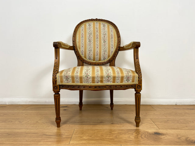 WMK Sehr eleganter 60er Jahre Cabriolets Sessel im Stile des Louis XVI , handverziert, mit Medaillon Rückenlehne & bequemen Federkernsitz # Fauteuil Armlehnstuhl Medaillon Stuhl Salonmöbel Vintage