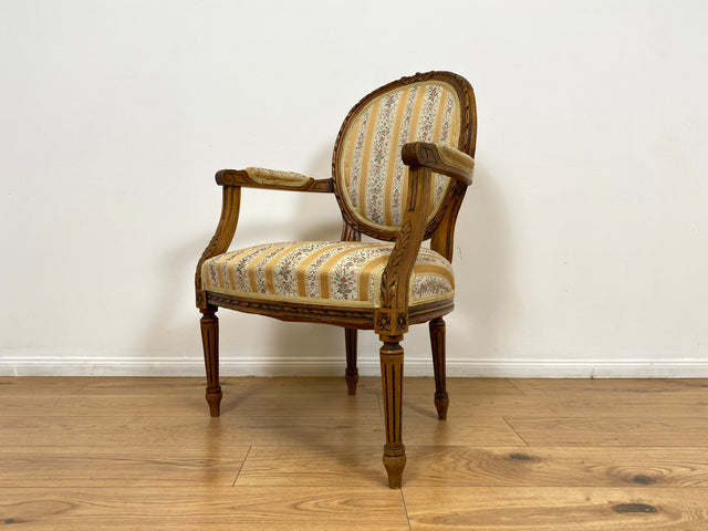 WMK Sehr eleganter 60er Jahre Cabriolets Sessel im Stile des Louis XVI , handverziert, mit Medaillon Rückenlehne & bequemen Federkernsitz # Fauteuil Armlehnstuhl Medaillon Stuhl Salonmöbel Vintage