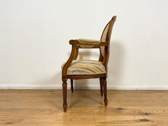 WMK Sehr eleganter 60er Jahre Cabriolets Sessel im Stile des Louis XVI , handverziert, mit Medaillon Rückenlehne & bequemen Federkernsitz # Fauteuil Armlehnstuhl Medaillon Stuhl Salonmöbel Vintage