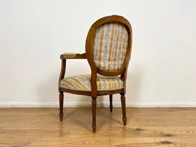 WMK Sehr eleganter 60er Jahre Cabriolets Sessel im Stile des Louis XVI , handverziert, mit Medaillon Rückenlehne & bequemen Federkernsitz # Fauteuil Armlehnstuhl Medaillon Stuhl Salonmöbel Vintage
