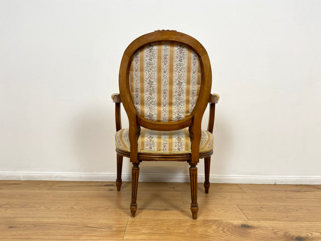 WMK Sehr eleganter 60er Jahre Cabriolets Sessel im Stile des Louis XVI , handverziert, mit Medaillon Rückenlehne & bequemen Federkernsitz # Fauteuil Armlehnstuhl Medaillon Stuhl Salonmöbel Vintage