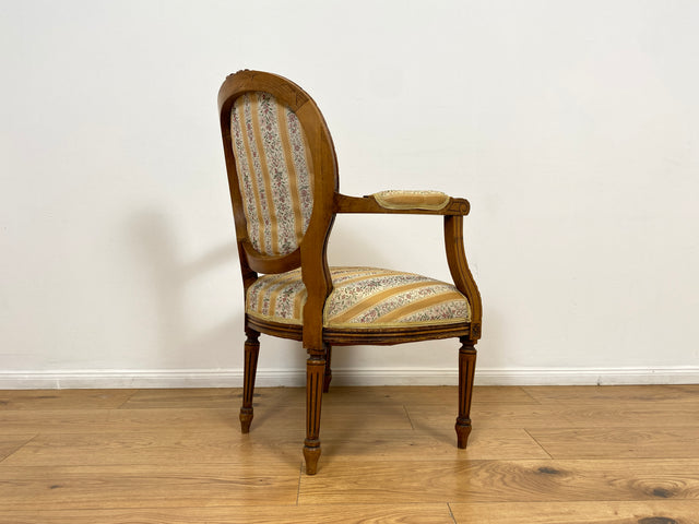 WMK Sehr eleganter 60er Jahre Cabriolets Sessel im Stile des Louis XVI , handverziert, mit Medaillon Rückenlehne & bequemen Federkernsitz # Fauteuil Armlehnstuhl Medaillon Stuhl Salonmöbel Vintage