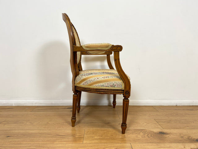 WMK Sehr eleganter 60er Jahre Cabriolets Sessel im Stile des Louis XVI , handverziert, mit Medaillon Rückenlehne & bequemen Federkernsitz # Fauteuil Armlehnstuhl Medaillon Stuhl Salonmöbel Vintage