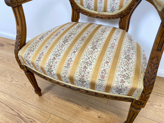 WMK Sehr eleganter 60er Jahre Cabriolets Sessel im Stile des Louis XVI , handverziert, mit Medaillon Rückenlehne & bequemen Federkernsitz # Fauteuil Armlehnstuhl Medaillon Stuhl Salonmöbel Vintage