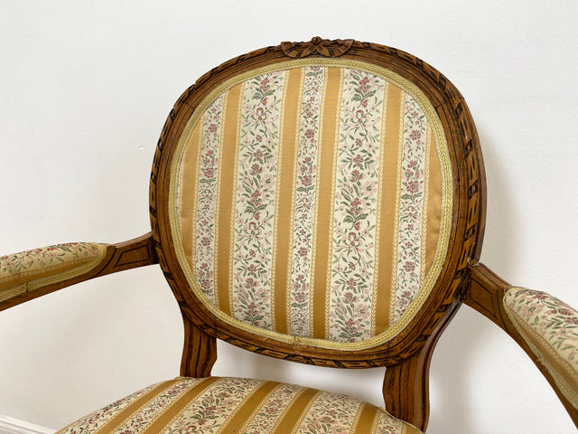 WMK Sehr eleganter 60er Jahre Cabriolets Sessel im Stile des Louis XVI , handverziert, mit Medaillon Rückenlehne & bequemen Federkernsitz # Fauteuil Armlehnstuhl Medaillon Stuhl Salonmöbel Vintage