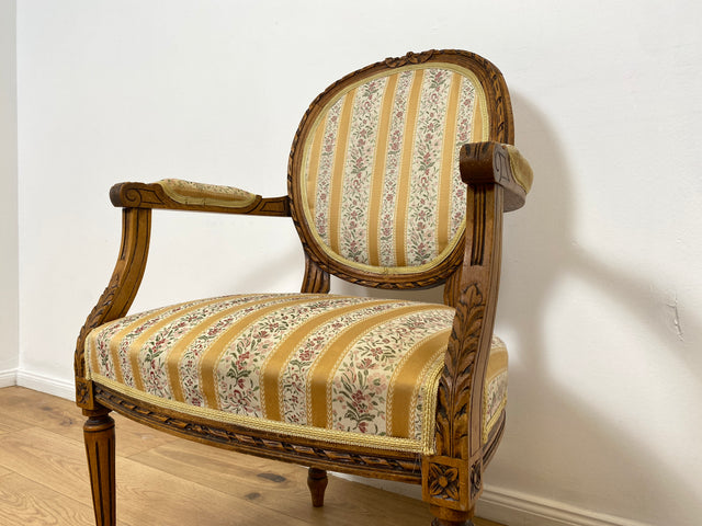 WMK Sehr eleganter 60er Jahre Cabriolets Sessel im Stile des Louis XVI , handverziert, mit Medaillon Rückenlehne & bequemen Federkernsitz # Fauteuil Armlehnstuhl Medaillon Stuhl Salonmöbel Vintage