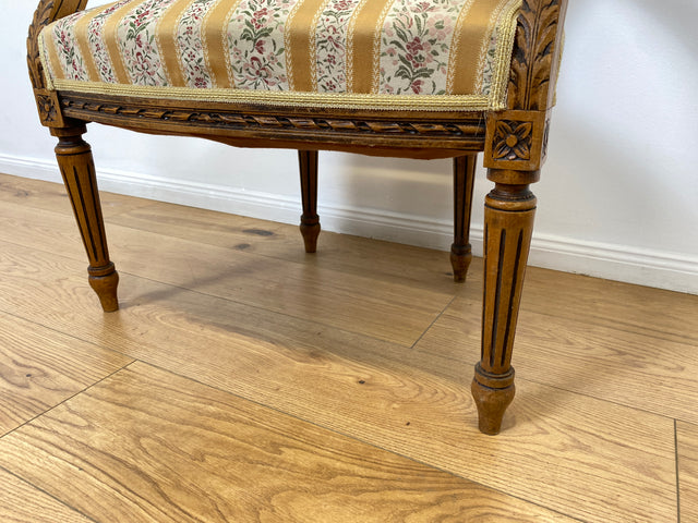 WMK Sehr eleganter 60er Jahre Cabriolets Sessel im Stile des Louis XVI , handverziert, mit Medaillon Rückenlehne & bequemen Federkernsitz # Fauteuil Armlehnstuhl Medaillon Stuhl Salonmöbel Vintage