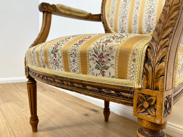 WMK Sehr eleganter 60er Jahre Cabriolets Sessel im Stile des Louis XVI , handverziert, mit Medaillon Rückenlehne & bequemen Federkernsitz # Fauteuil Armlehnstuhl Medaillon Stuhl Salonmöbel Vintage