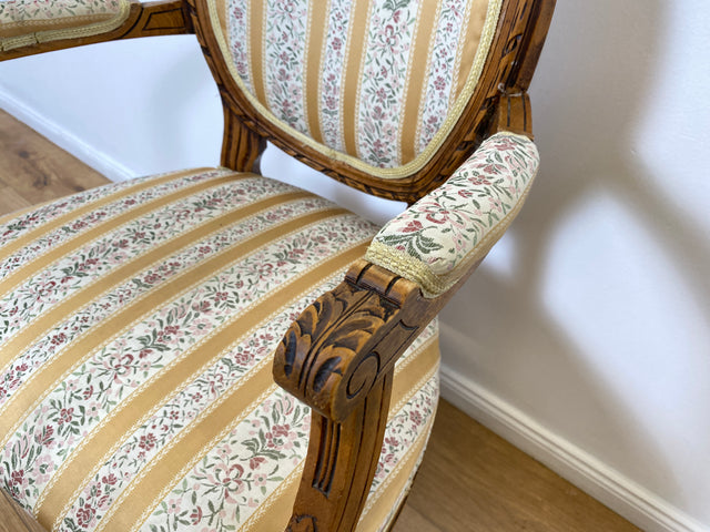 WMK Sehr eleganter 60er Jahre Cabriolets Sessel im Stile des Louis XVI , handverziert, mit Medaillon Rückenlehne & bequemen Federkernsitz # Fauteuil Armlehnstuhl Medaillon Stuhl Salonmöbel Vintage