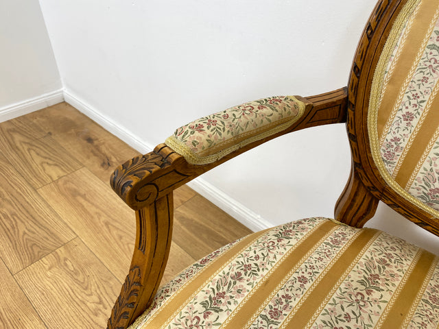 WMK Sehr eleganter 60er Jahre Cabriolets Sessel im Stile des Louis XVI , handverziert, mit Medaillon Rückenlehne & bequemen Federkernsitz # Fauteuil Armlehnstuhl Medaillon Stuhl Salonmöbel Vintage