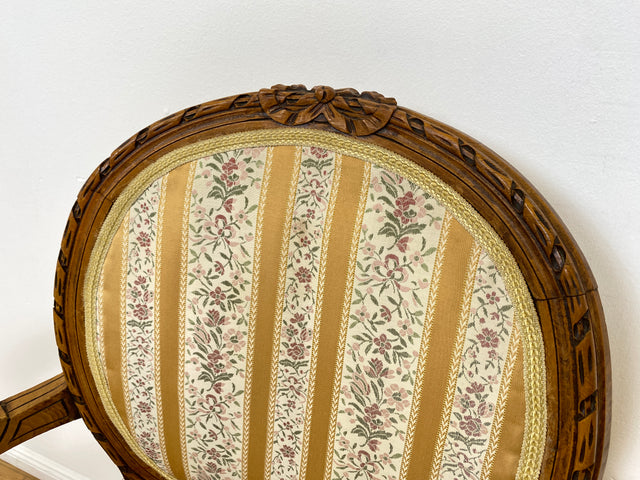 WMK Sehr eleganter 60er Jahre Cabriolets Sessel im Stile des Louis XVI , handverziert, mit Medaillon Rückenlehne & bequemen Federkernsitz # Fauteuil Armlehnstuhl Medaillon Stuhl Salonmöbel Vintage