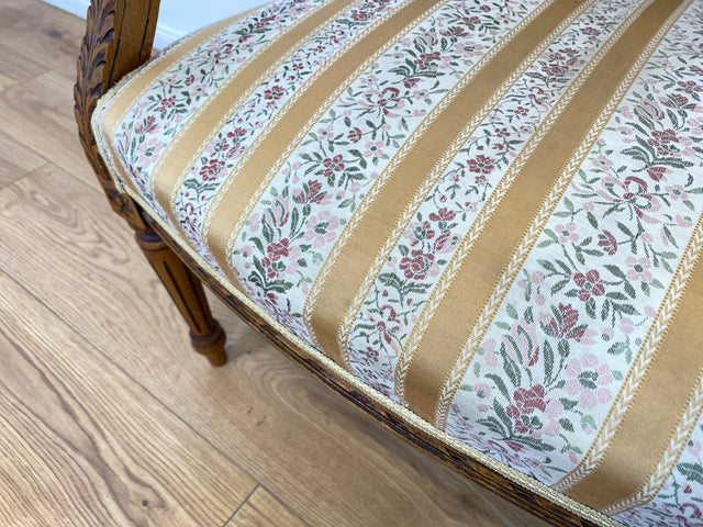 WMK Sehr eleganter 60er Jahre Cabriolets Sessel im Stile des Louis XVI , handverziert, mit Medaillon Rückenlehne & bequemen Federkernsitz # Fauteuil Armlehnstuhl Medaillon Stuhl Salonmöbel Vintage