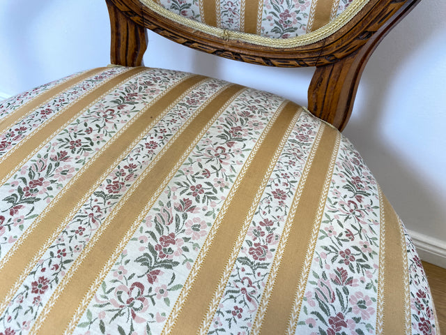 WMK Sehr eleganter 60er Jahre Cabriolets Sessel im Stile des Louis XVI , handverziert, mit Medaillon Rückenlehne & bequemen Federkernsitz # Fauteuil Armlehnstuhl Medaillon Stuhl Salonmöbel Vintage