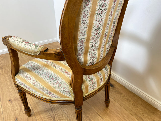 WMK Sehr eleganter 60er Jahre Cabriolets Sessel im Stile des Louis XVI , handverziert, mit Medaillon Rückenlehne & bequemen Federkernsitz # Fauteuil Armlehnstuhl Medaillon Stuhl Salonmöbel Vintage