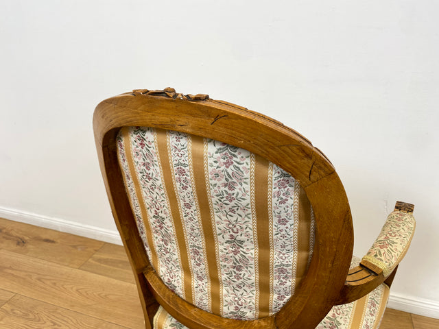 WMK Sehr eleganter 60er Jahre Cabriolets Sessel im Stile des Louis XVI , handverziert, mit Medaillon Rückenlehne & bequemen Federkernsitz # Fauteuil Armlehnstuhl Medaillon Stuhl Salonmöbel Vintage