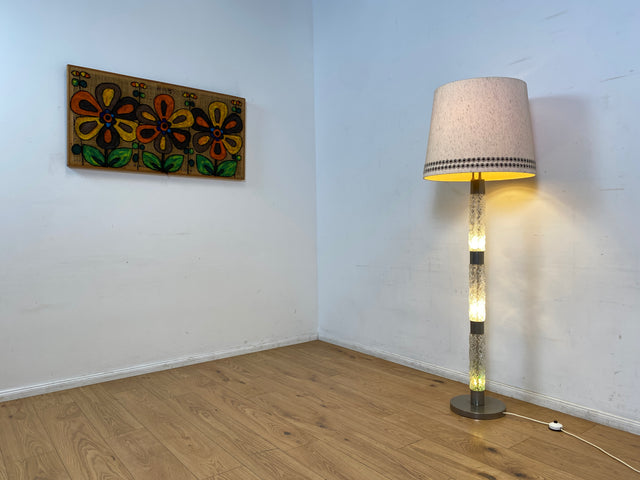 WMK I Sehr schöne Mid-Century Stehlampe mit original Lampenschirm und beleuchtetem Lampenfuß aus Glas und Chrom