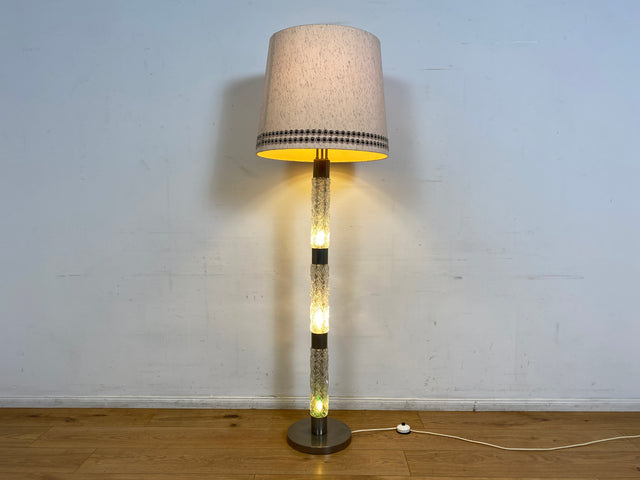 WMK I Sehr schöne Mid-Century Stehlampe mit original Lampenschirm und beleuchtetem Lampenfuß aus Glas und Chrom