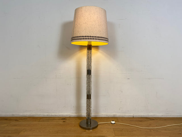 WMK I Sehr schöne Mid-Century Stehlampe mit original Lampenschirm und beleuchtetem Lampenfuß aus Glas und Chrom