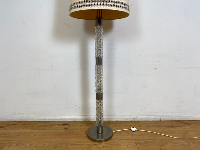 WMK I Sehr schöne Mid-Century Stehlampe mit original Lampenschirm und beleuchtetem Lampenfuß aus Glas und Chrom