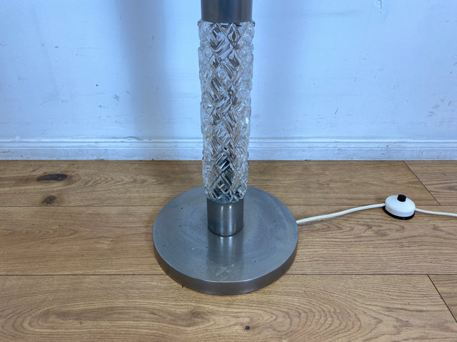 WMK I Sehr schöne Mid-Century Stehlampe mit original Lampenschirm und beleuchtetem Lampenfuß aus Glas und Chrom