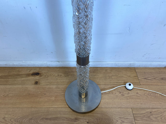 WMK I Sehr schöne Mid-Century Stehlampe mit original Lampenschirm und beleuchtetem Lampenfuß aus Glas und Chrom