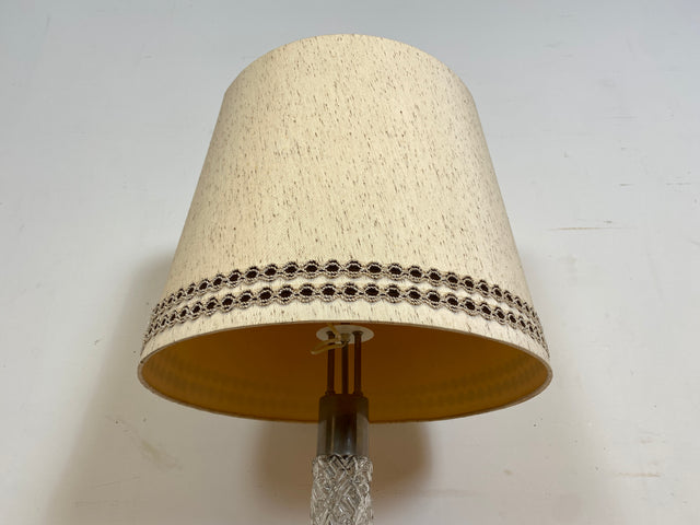 WMK I Sehr schöne Mid-Century Stehlampe mit original Lampenschirm und beleuchtetem Lampenfuß aus Glas und Chrom