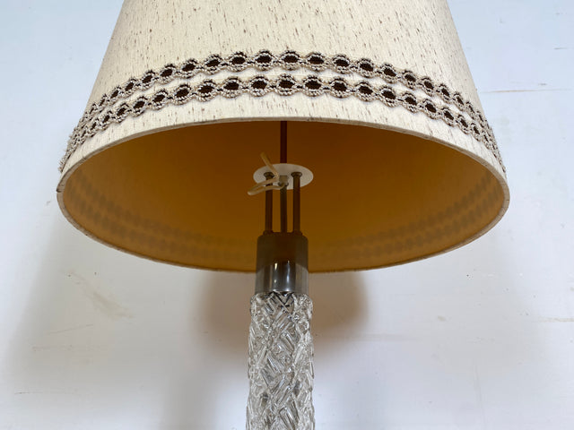 WMK I Sehr schöne Mid-Century Stehlampe mit original Lampenschirm und beleuchtetem Lampenfuß aus Glas und Chrom