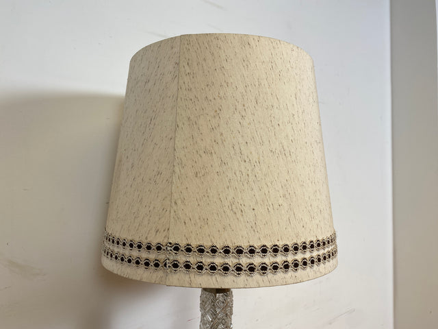 WMK I Sehr schöne Mid-Century Stehlampe mit original Lampenschirm und beleuchtetem Lampenfuß aus Glas und Chrom