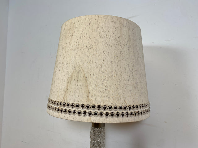 WMK I Sehr schöne Mid-Century Stehlampe mit original Lampenschirm und beleuchtetem Lampenfuß aus Glas und Chrom
