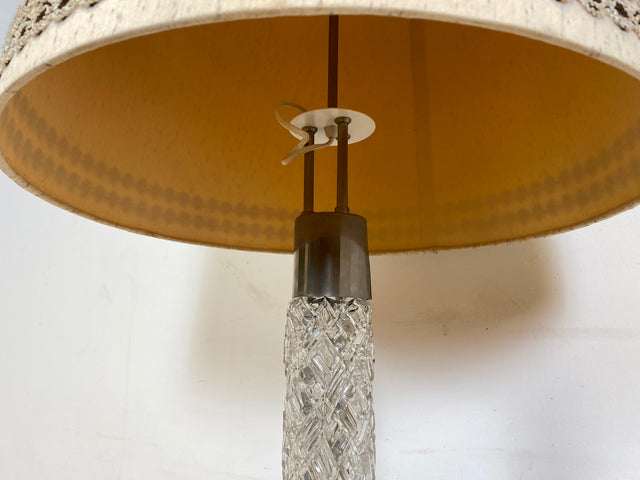 WMK I Sehr schöne Mid-Century Stehlampe mit original Lampenschirm und beleuchtetem Lampenfuß aus Glas und Chrom