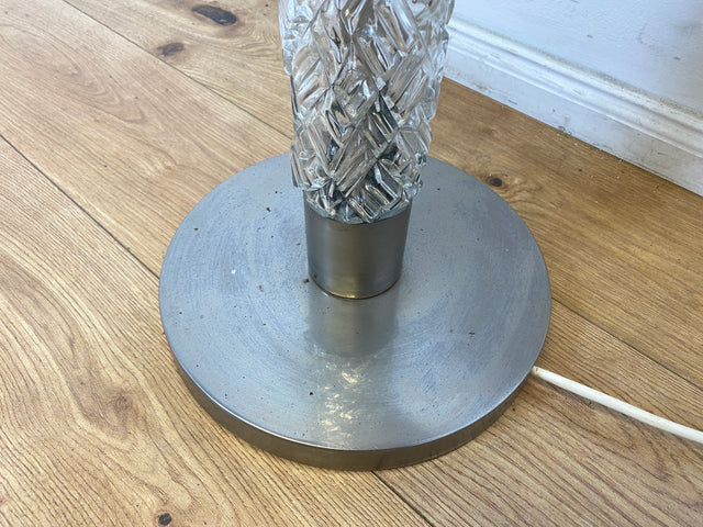 WMK I Sehr schöne Mid-Century Stehlampe mit original Lampenschirm und beleuchtetem Lampenfuß aus Glas und Chrom