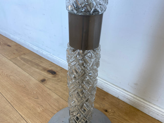 WMK I Sehr schöne Mid-Century Stehlampe mit original Lampenschirm und beleuchtetem Lampenfuß aus Glas und Chrom